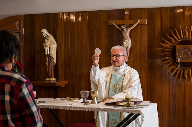 lateinischer katholischer Priester predigt in der Kirche während der Liturgie in verschiedenen Posen