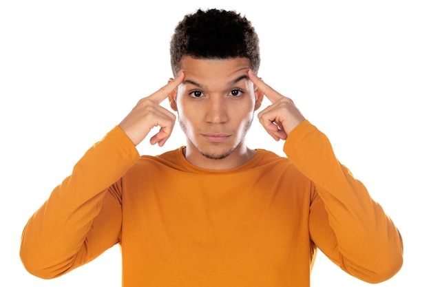 Lateinischer Typ mit kurzen Afro-Haaren lokalisiert auf weißem Hintergrund