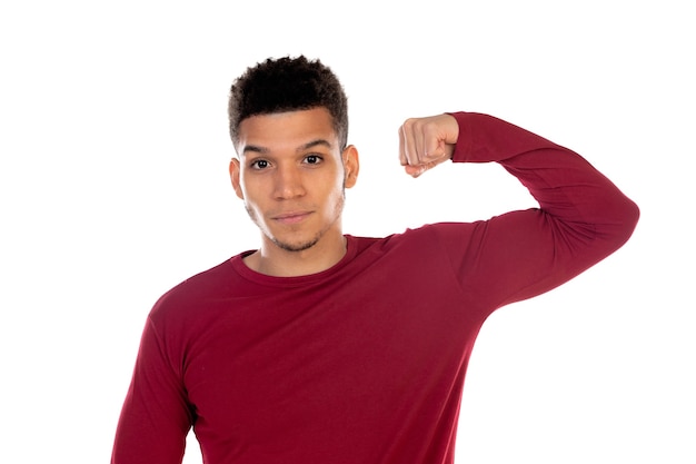 Lateinischer Typ mit kurzen Afro-Haaren lokalisiert auf weißem Hintergrund