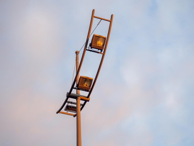 Foto laterne gegen den himmel straßenbeleuchtungsgerät modernes lampendesign