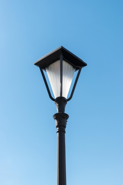 Laternenpfahl auf der Straße mit blauem Himmel