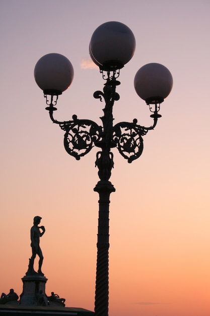 Laternenpfahl bei Sonnenuntergang