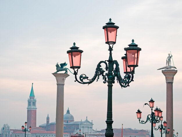 Laternenpfahl und Säulen auf dem Markusplatz in Venedig Italien