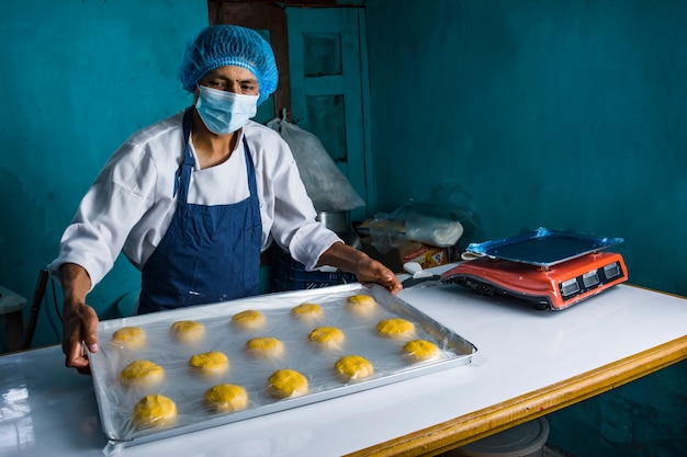 Lati-Bäcker bereitet den Teig vor und backt in seiner bescheidenen Bäckerei bunte Brioche-Brote und Kekse