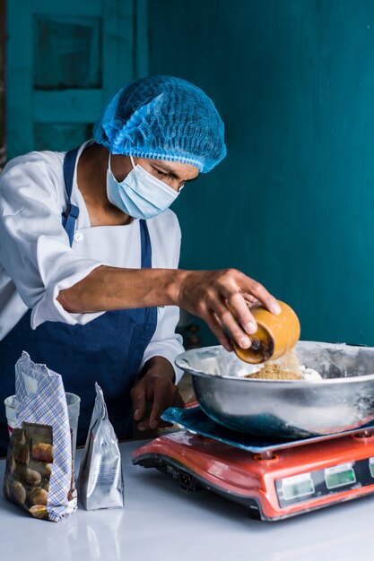 Lati Baker prepara la masa y hornea panes y galletas brioche de colores en su humilde panadería