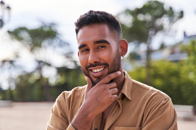 Latim com barba mão queixo