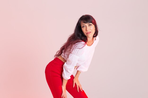 Latin Dance, Bachata Lady, Jazz Modern und Vogue Dance Konzept - Schöne junge Frau tanzt auf Hintergrund mit Kopierraum