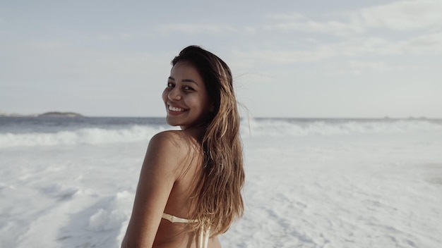 Latin junge Mädchen berühmten Strand Rio de Janeiro Brasilien Latin Sommerferien Urlaub