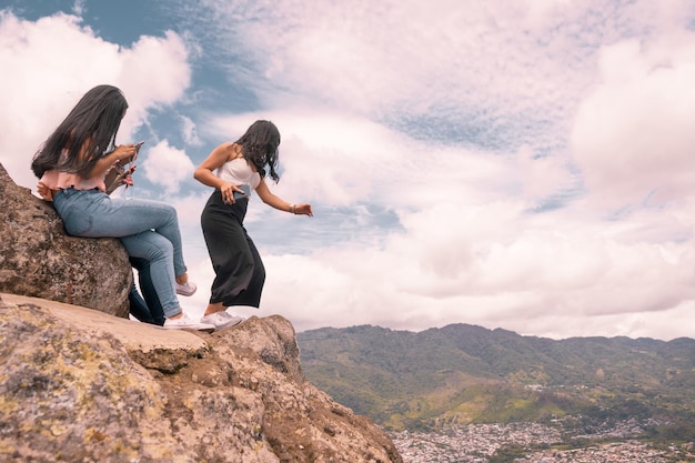 Latin Teens tanzen auf der Pena de la Cruz, dem höchsten Gipfel Nicaraguas