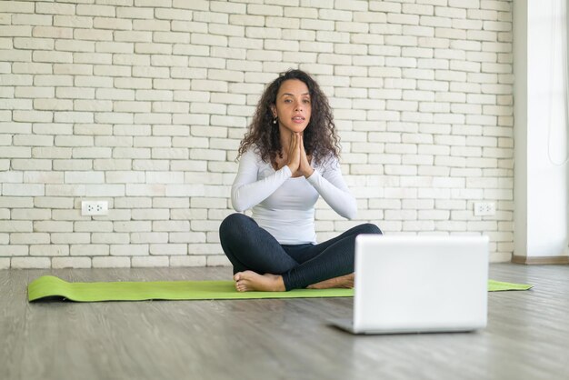 Latin Woman Influencer unterrichtet Yoga online