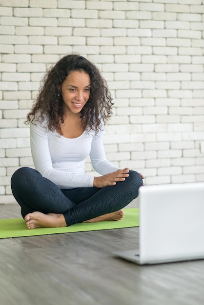 Latin Woman Influencer unterrichtet Yoga online