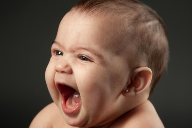 Latina Baby Portrait mit offenem Mund glücklich im Studio