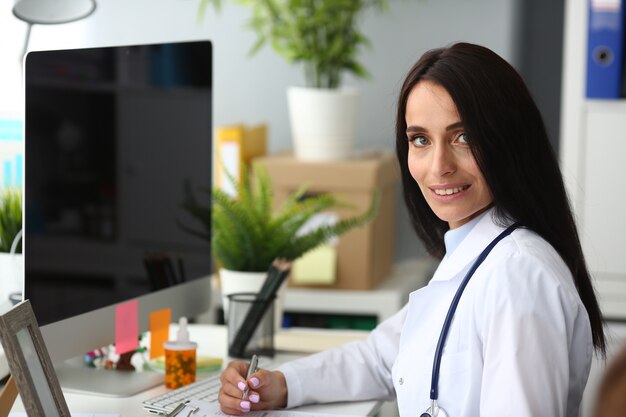 Foto latina doctora retrato aganist hospital