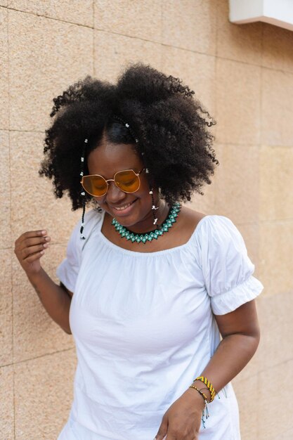 Latina-Frau mit Afro-Haaren, die im Park lacht