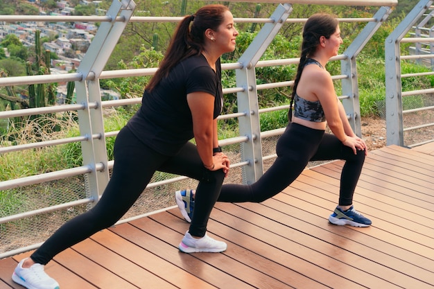 Latina-Frauen dehnen sich in einem Stadtpark