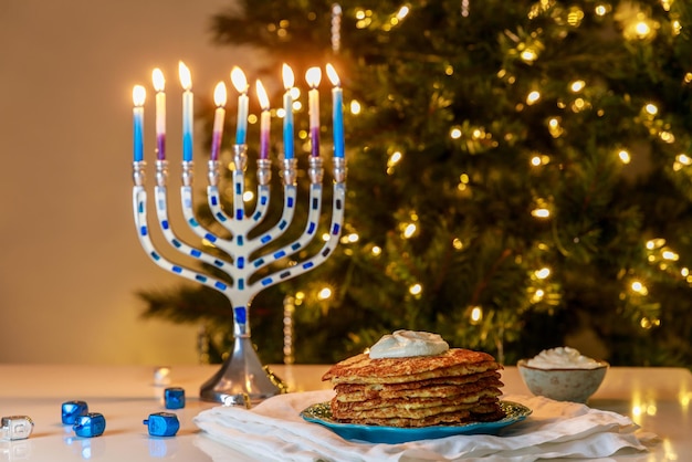 Latkes de batata crocante são prato tradicional de comida judaica para Hanukkah