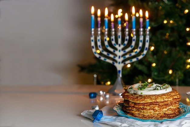 Los latkes son un delicioso plato de comida tradicional judía para Hanukkah