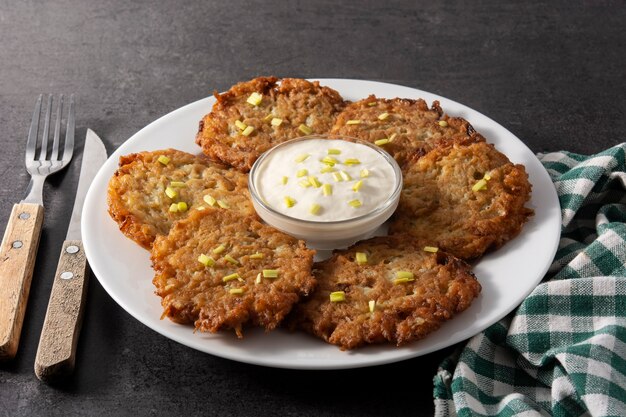 Latkes tradicionais judaicos ou panquecas de batata no preto