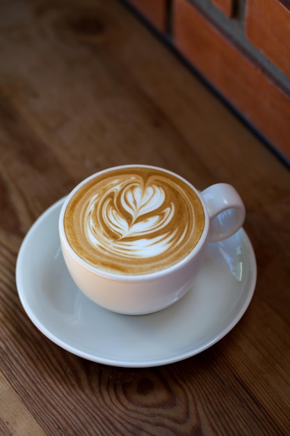 latte art café em fundo de madeira