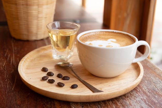 Foto latte art em um copo branco