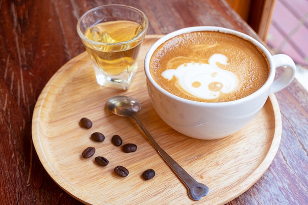 Foto latte art in einem weißen glas