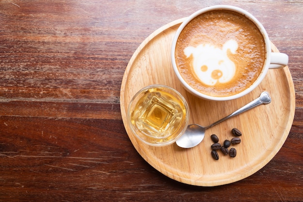 Latte Art in einem weißen Glas