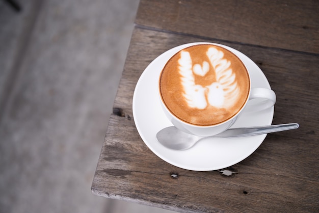 Foto latte art kaffee in der kaffeestube
