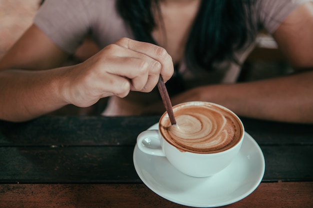Latte Art Kaffee in weißem Keramikglas