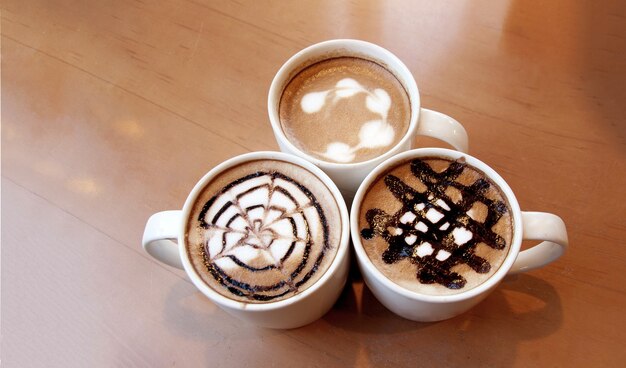 Latte art en taza de café sobre mesa de madera