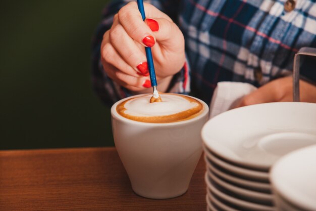 Latte art en la taza