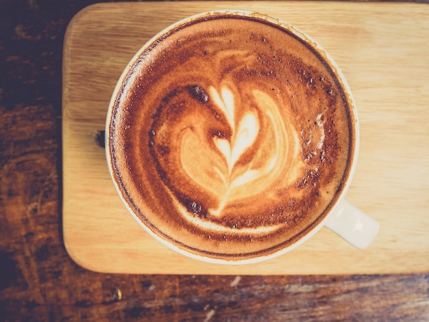 Latte arte: Close up de café caliente Latte en taza blanca