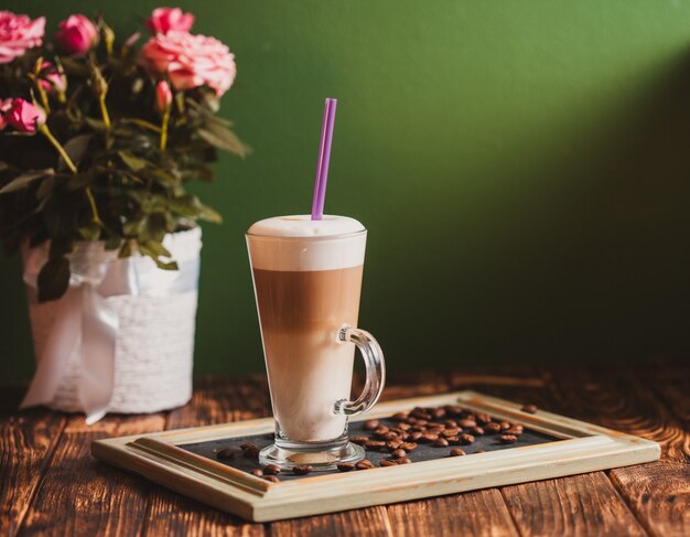 Latte auf der Kreidetafel Tablett, Vintage-Stillleben