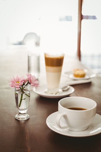 Latte y café en la mesa