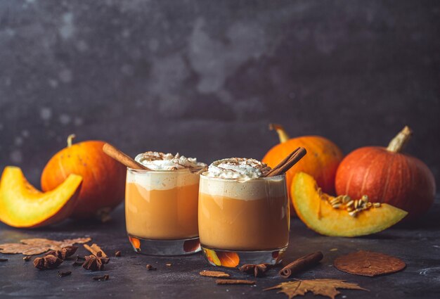 Latte de calabaza con canela en vasos