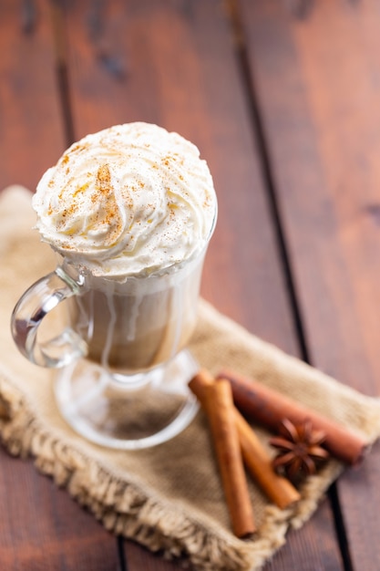 Latte de calabaza y especias en una taza de vidrio