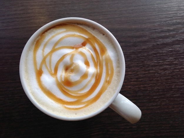 Latte de caramelo en taza de café