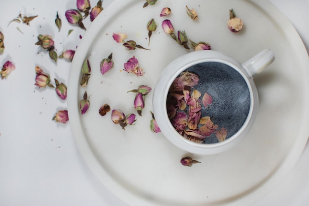 Latte de carbón con pétalos de rosas