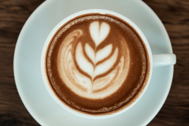 Latte Coffee art na mesa de madeira