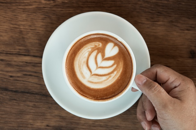 Latte Coffee art na mesa de madeira