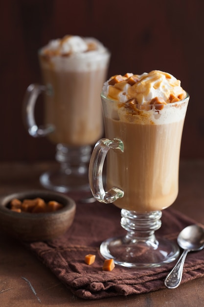 Latte con crema batida y caramelo