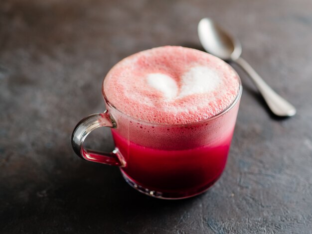 Latte de beterraba rosa ou latte de veludo vermelho