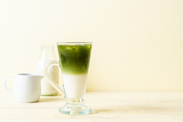 Latte de chá verde matcha gelado