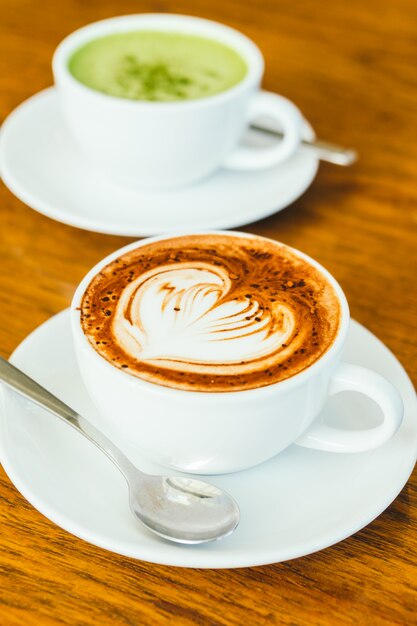 Latte de chocolate quente em copo branco