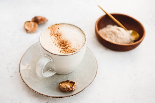 Latte de cogumelos com pó de shiitake e leite de coco e amêndoa sem açúcar Bebida vegan saudável e útil