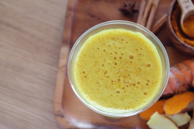 Latte de cúrcuma, leite dourado, bebida de chá saudável