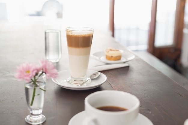 Latte e café na mesa