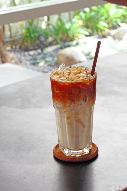 Latte frio em cima da mesa preta