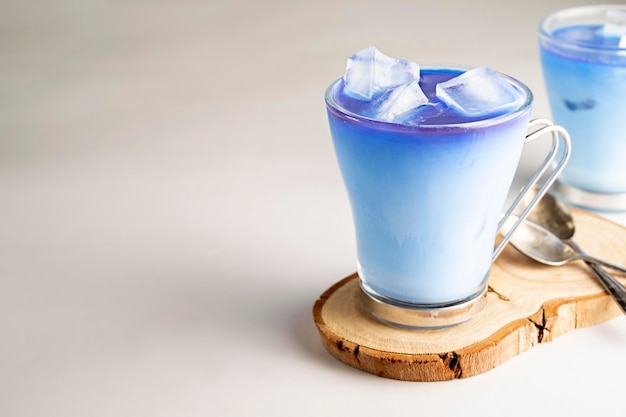 Latte gelado com ervilha borboleta azul latte matcha azul refrescante em copos de vidro com cubos de gelo copiar espaço