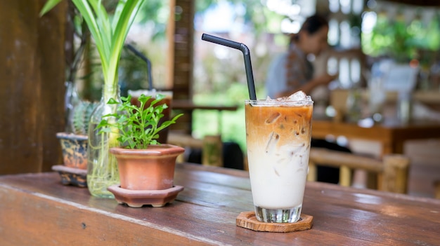 Latte gelado em uma mesa de madeira em um café