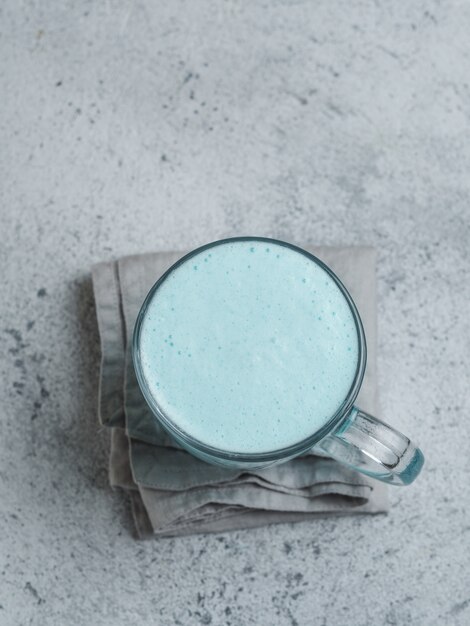 Latte de guisante de mariposa o latte de espirulina azul